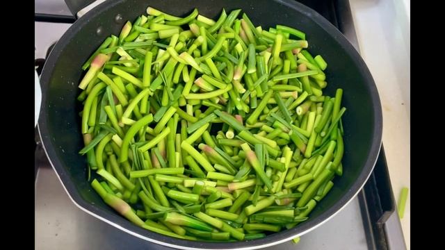 마늘 줄기 반찬.салат из чесночных стеблей..garlic stalks salad смотреть онлайн