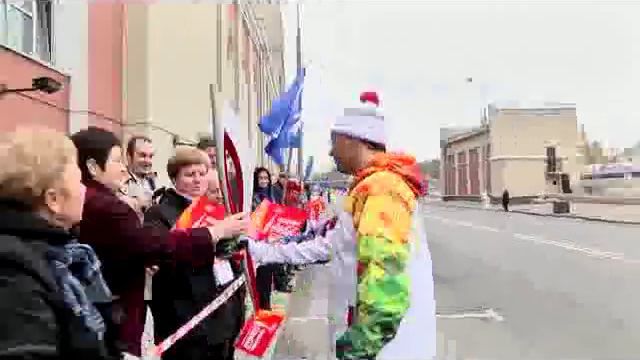 Владимир Гутенев пронес факел с Олимпийским огнем смотреть онлайн