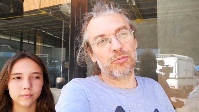 Как почистить ананас. Как тайцы чистят ананас для продажи.  Один из способов