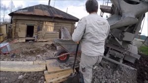 Выгрузка застрявшего миксера с бетоном вручную с помощью тачек