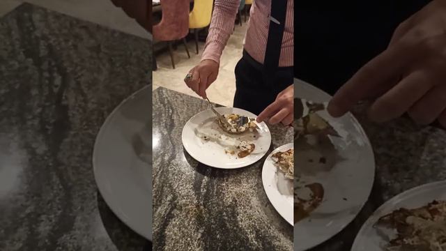 Как правильно чистить краба в ресторане. смотреть онлайн