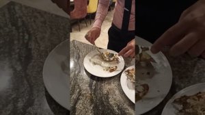 Как правильно чистить краба в ресторане.