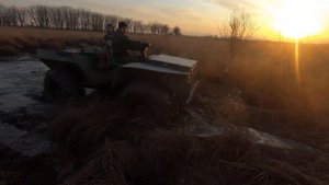 Вездеход Вепрь-V 5 дв 27 лошадей ( переезжаем через болотце )