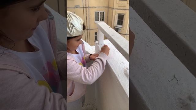 Виктория запускает вертолётики !