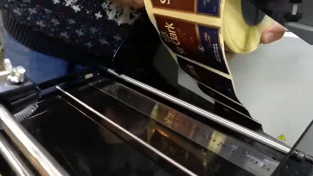 Нанесение этикетки на бутылку виски и не только...ручной этикетировщик самоклеящейся этикетки смотреть онлайн