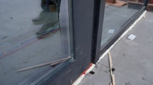 Как установить алюминиевую дверь на балконе, чтобы не продувало