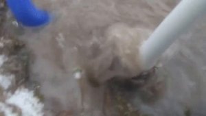 Промывание скважины иглы от песка