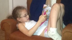 Доця читает книжку 2 - класс