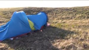 ветер рвет палатки