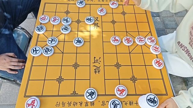 粉丝说小强嘴太欠棋最臭，让我来教训他，结果煮熟的鸭子嘴还硬！【象棋八妹】 смотреть онлайн
