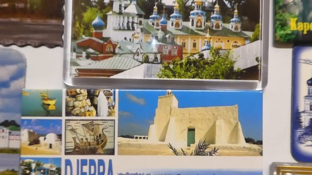 Коллекция магнитиков на холодильник из разных городов и стран мира.