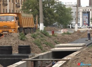 На улице Дзержинского в Волгограде продолжаются работы по благоустройству