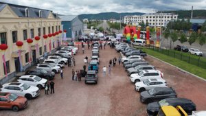 «Где она включается?!» — крупный авторынок на границе России и Китая показал машины будущего