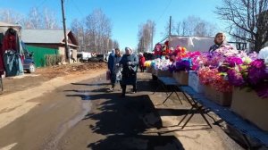 Базар и пельменная в селе.