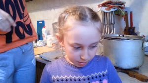 Девочка решает задачу по математике / 5 * 2 = 50