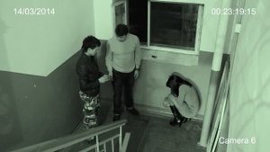 Скрытая камера в подъезде фиксирует самоубийство  Шок!