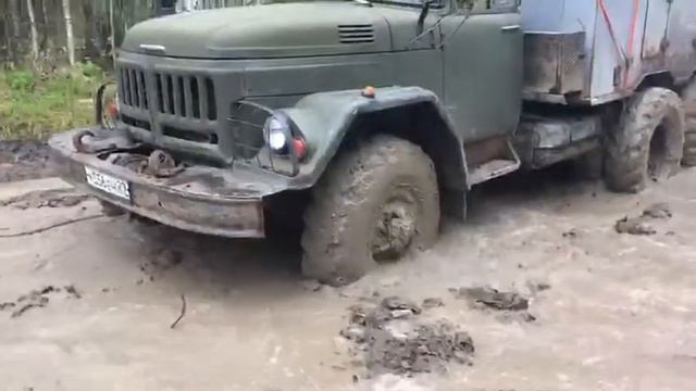 Зил 131 на спаренных колесах месим глину) смотреть онлайн
