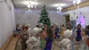 Муз. рук. Максюта Г. В. Вход на новогодний утренник 2014 в старшей группе.