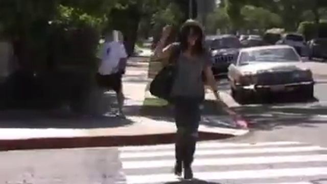 Меган Фокс на улице... смотреть онлайн