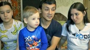 Родившая в 11 лет Валя Исаева обессилена после появления пятого ребенка.