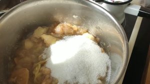 Яблочное пюре с бананом,с грушей,со сливой,надо сделать по разному.Яблоки  и груши в подмосковье.