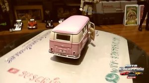 VENDIDO - Volkswagen Classical Bus - 1962 - Escala 1/32 - Kinsmart - 13 cm (Rosa)