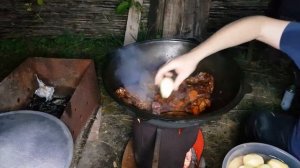 Мясо с овощами в казане на костре.