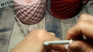 Треугольная корзинка из трикотажной пряжи. С острыми углами.