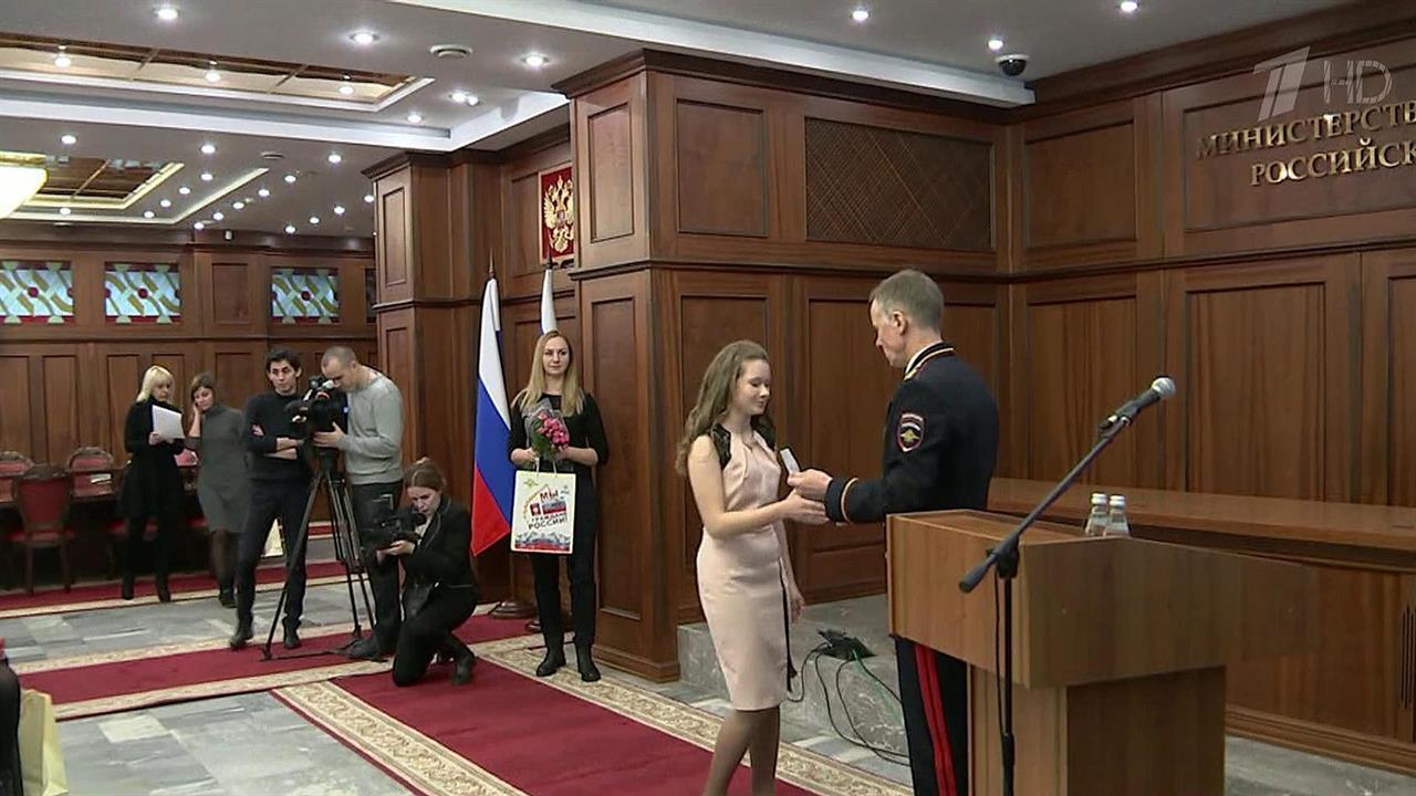 В День Конституции в российских школах проходят ур...авоведения и вручают паспорта юным гражданам РФ