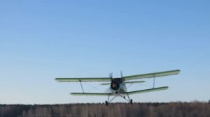 Пролет самолетов Ан-2 на низкой высоте над аэродромом