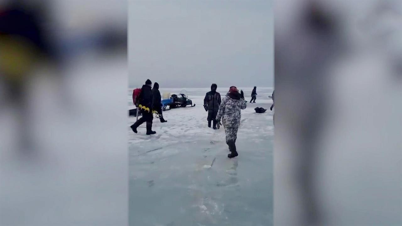 На юге Сахалина спасли 40 рыбаков, которых унесло на отколовшейся льдине