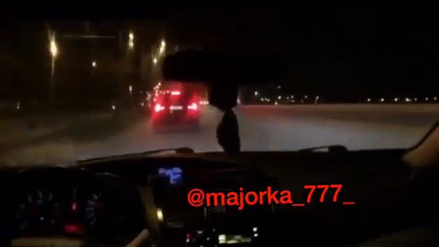 Автохамы хвастаются ездой по пешеходной зоне Кубанской набережной смотреть онлайн