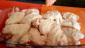 Куриные крылышки в духовке запеченные с кунжутными семечками.
