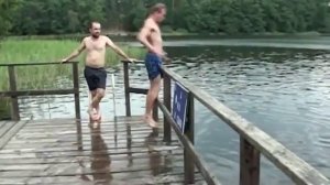 неудачный прыжок в воду