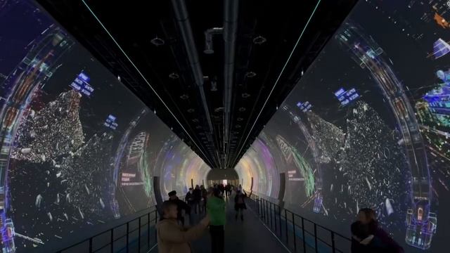 ? У главного входа ВДНХ открыли бесплатную выставку про достижения России в форме Коллайдера смотреть онлайн