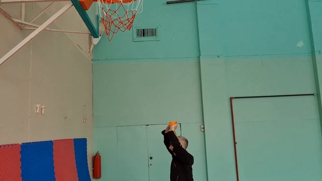Волейбол. Подводящие упражнения с теннисным мячом.