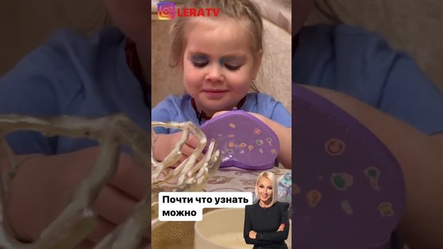 Куда ж без макияжа: Кудрявцева привела Машу на выставку кукол