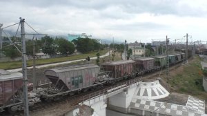 Электровоз ВЛ80С-761 с грузовым поездом и электровоз ЭП20-035