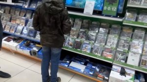 Школьник разбил свой телефон из-за того что его родители не купили PS 4