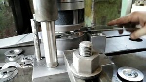 Штамп на шайбу (вырубка + пробивка + формовка)