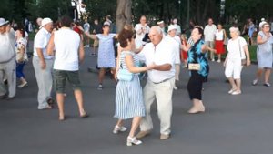 Поцелуй меня удача!!!Народные танцы,сад Шевченко,Харьков!!!