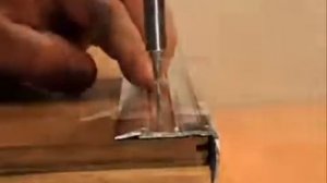 Aspro. Монтаж профиля с резиновым противоскользящим покрытием.