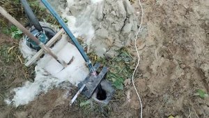 Абиссинская скважина со средством для мытья посуды.