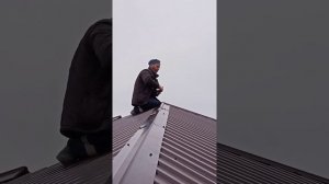 Монтаж конька на вальмовой крыше