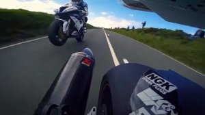 БЕЗУМНЫЕ ГОНКИ НА МОТОЦИКЛАХ НА ОСТРОВЕ МЭН ТТ | CRAZY RACING ON MOTORCYCLES ON THE ISLAND OF MAN T