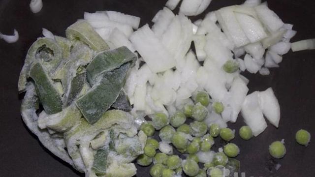 Куриное филе кусочками с овощами на сковороде