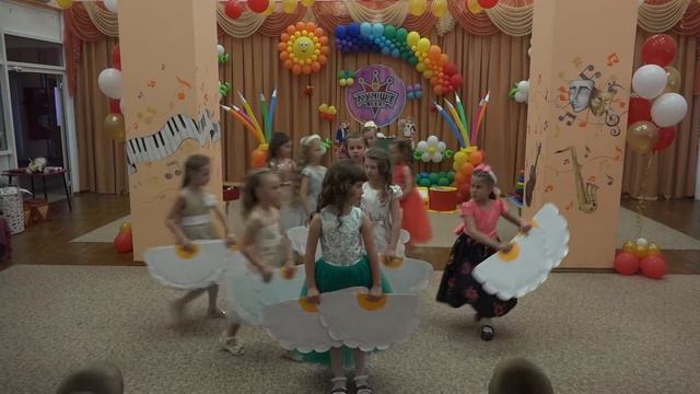 Танец " Ромашки" Детский сад №4 "Калинка" смотреть онлайн