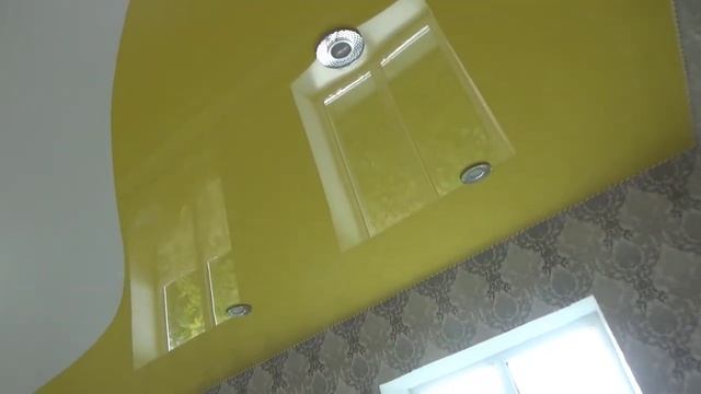 Обзор натяжного потолка спайка 2х цветов с люстрой, светильниками и декоративным канатом смотреть онлайн