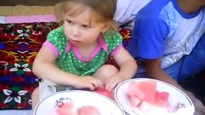 Дети кушают арбуз