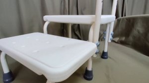 Ступенька для ванной с ручкой опорой.
